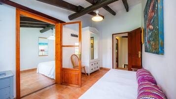 4 bedrooms, iron/ironing board, free WiFi, bed sheets