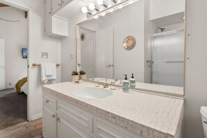 Shower, hair dryer, towels, soap - Big Bear Mountain Cabin • Hot Tub • Slopes & Zoo! (Big Bear Lake)