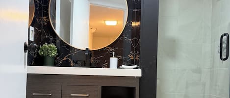 Haartrockner, Handtücher, Seife, Shampoo