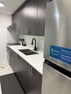 Een koelkast, een magnetron, een oven, een kookplaat