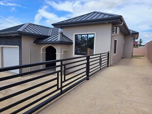 Property grounds - Modern 3-bedroom house in awesome Barrackpore with WiFi, AC (Barrackpore)