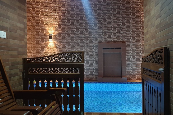 Outdoor pool, sun loungers