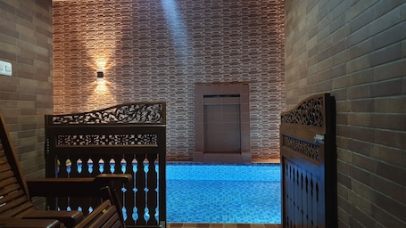 Outdoor pool, pool loungers. Casa De' Leren