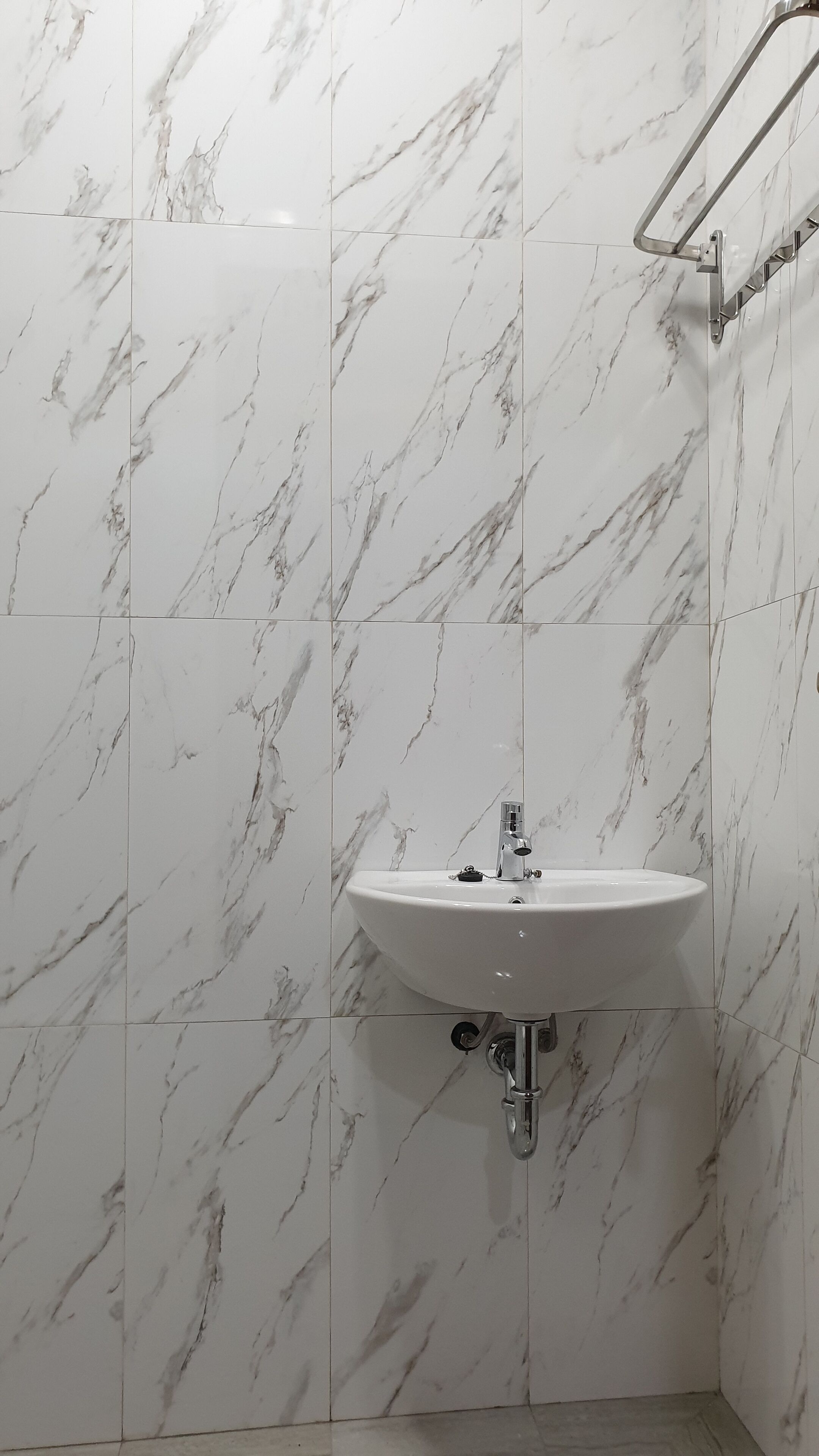 Une salle de bain avec un lavabo et un espace douche.