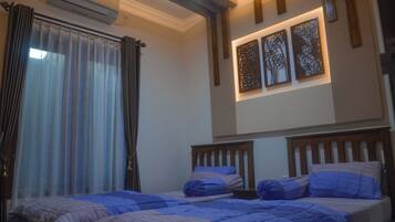 Edredones de plumas, minibar con artículos gratuitos, escritorio