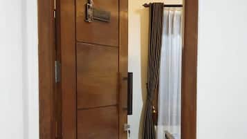 Habitación cuádruple clásica, cocina básica, vistas a la piscina | Cocina privada | Papel de cocina