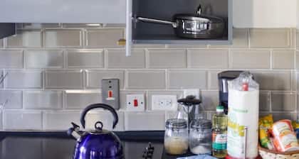 Apt. In gated community near Bob Marley Museum with a pool