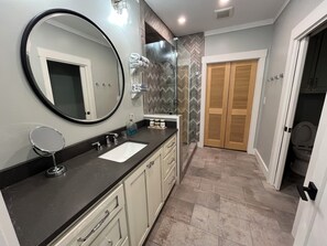 Shower, hair dryer, towels, toilet paper - Smith Lake 5 bedroom modernized home with 2 slip boat dock. (Bremen)
