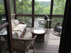 TV connectée, cheminée, table de tennis de table, livres