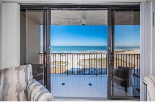 Interior - Charming 2-bedroom condo with Ocean View, AC, WiFi in gorgeous Clearwater (Clearwater)