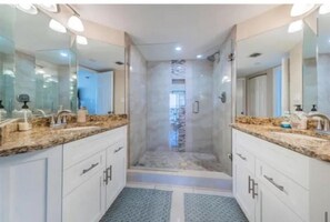 Douche, serviettes fournies, savon, papier toilette