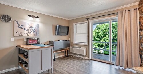 Charming 1-bedroom condo in Lake Ozark. On the lake in prime location-4MM