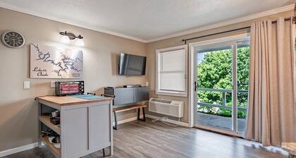 Charming 1-bedroom condo in Lake Ozark. On the lake in prime location-4MM