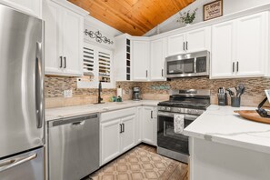 Kjøleskap, mikrobølgeovn, ovn og kokeplater