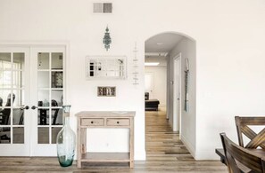 Interior - Charming 5-bedroom house in lovely Huntington Beach with WiFi, AC (Huntington Beach)