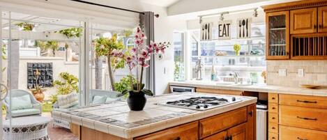 冷蔵庫、電子レンジ、オーブン、コンロ