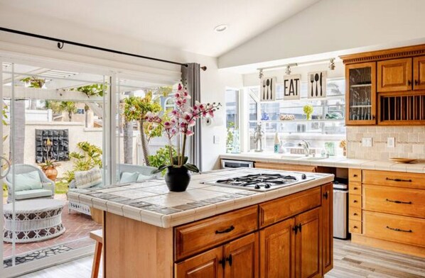 Fridge, microwave, oven, stovetop - Charming 5-bedroom house in lovely Huntington Beach with WiFi, AC (Huntington Beach)