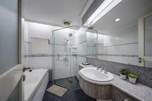 Kamar Twin Premium | Kamar mandi | Handuk, sabun, sampo, dan tisu toilet