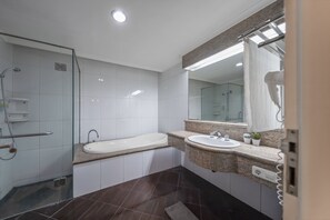 Suite | Bathroom