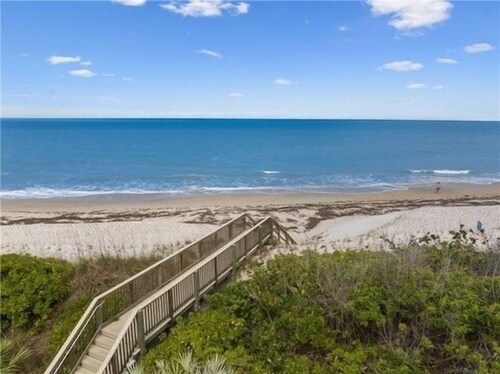 Ocean Oasis - 3-bedroom townhome in welcoming Vero Beach