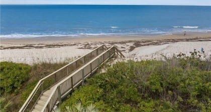 Ocean Oasis - 3-bedroom townhome in welcoming Vero Beach