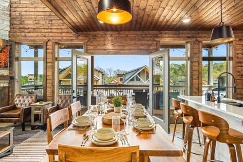 New Cabin Indoor Pool, Hot Tub, Arcade, EV Charger, Pets Welcoming - Sleeps 11