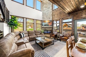 Smart TV, fireplace, video games, books - New Cabin Indoor Pool, Hot Tub, Arcade, EV Charger, Pets Welcoming - Sleeps 11 (Pigeon Forge)