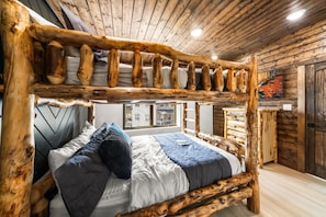 3 Schlafzimmer, Schreibtisch, Bügeleisen/Bügelbrett, Reisekinderbett