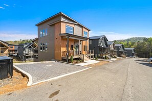 Exterior - New Cabin Indoor Pool, Hot Tub, Arcade, EV Charger, Pets Welcoming - Sleeps 11 (Pigeon Forge)