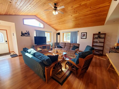Seeley Getaway! Wi-fi, Pets Welcome & Garage Space