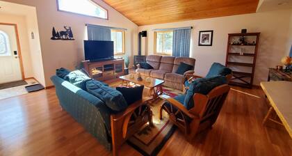 Seeley Getaway! Wi-fi, Pets Welcome & Garage Space
