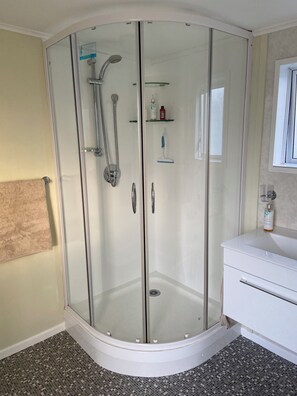 Shower, hair dryer, towels, soap - Cozy, comfortable and close to CBD (Whakatane)