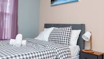 7 Schlafzimmer, Schreibtisch, Bügeleisen/Bügelbrett, Reisekinderbett