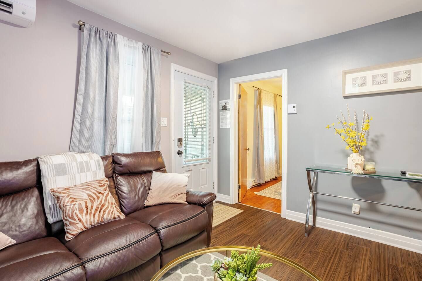 TV connectée, baby-foot, table de tennis de table, livres