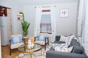 Téléviseur connecté, table de baby-foot, table de ping-pong, livres