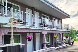 Front of property - Athabasca Hillside Motel (Athabasca)