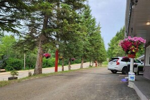 Front of property - Athabasca Hillside Motel (Athabasca)