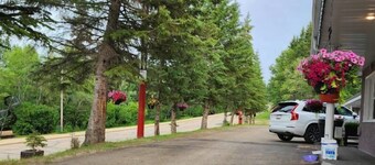 Athabasca Hillside Motel