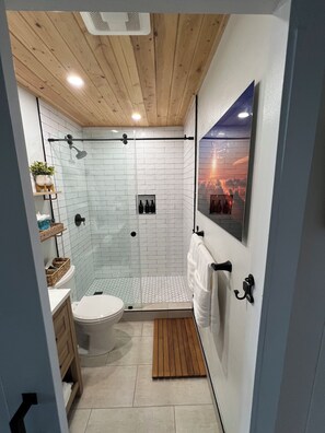 Dusche, Haartrockner, Handtücher, Seife