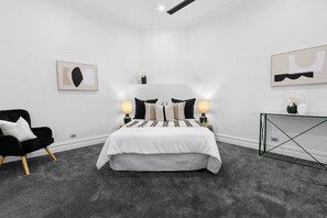 2 dormitorios, escritorio, tabla de planchar con plancha y cuna de viaje