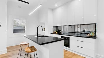 Jääkaappi, mikroaaltouuni, uuni, liesi