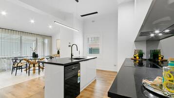 Jääkaappi, mikroaaltouuni, uuni, liesi