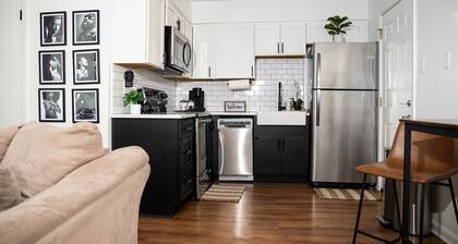 Charming 2-bedroom downtown apartment with WiFi, AC, & Free Parking