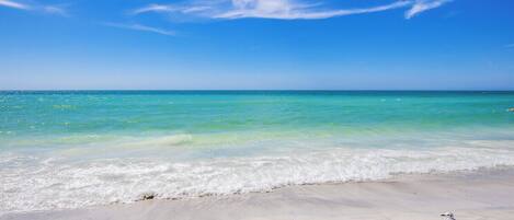 沙滩椅、沙滩毛巾