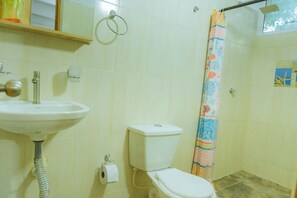 Buồng tắm vòi sen, khăn tắm, xà phòng, giấy vệ sinh