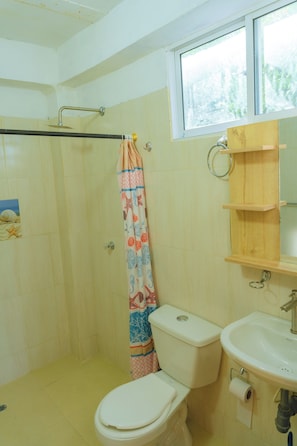Shower, towels, soap, toilet paper - Perla Negra House Hostel Cartagena (Cartagena)