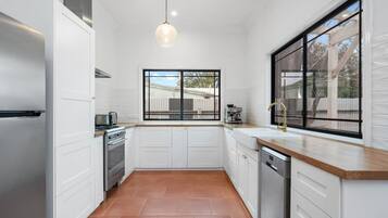 KĂŒhlschrank, Mikrowelle, Ofen, Herdplatte