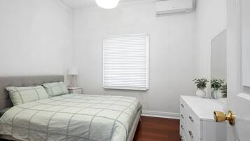 4 Schlafzimmer, BĂŒgeleisen/BĂŒgelbrett, kostenloses WLAN, BettwĂ€sche