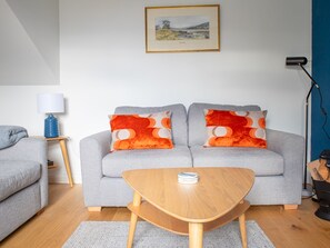 Een televisie en een open haard