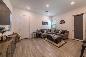 Living area - Cozy 1-bedroom house in a beautiful Tolleson neighborhood with AC (Tolleson)